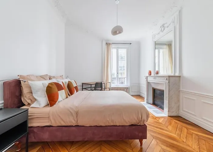 Haussmannian Apartment, Near Champs-elysees Paříž