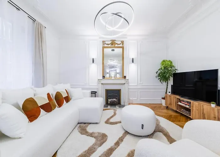 Haussmannian Apartment, Near Champs-elysees Paříž
