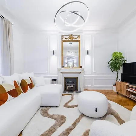 Haussmannian Apartment, Near Champs-elysees Paříž